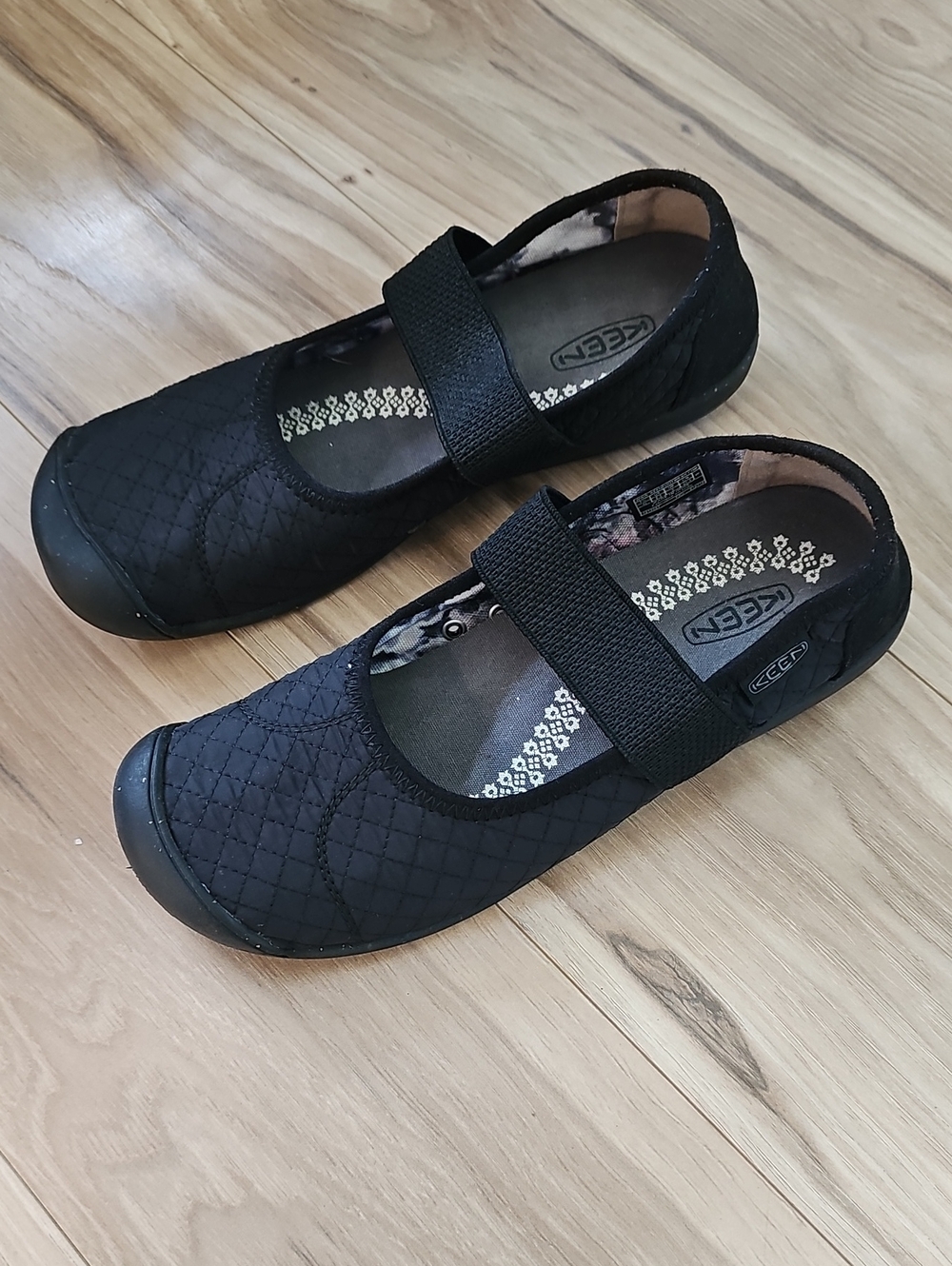 Keen Womens Black Quilted Mary Jane Slip-Ons